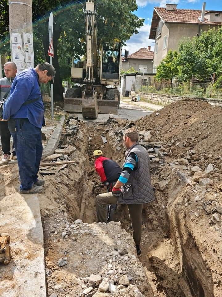 Тече авариен ремонт на водопровода по ул. „Владимир Маяковски”